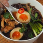 Ramen z kurczakiem jak w Tokio: domowy przepis na autentyczny smak umami