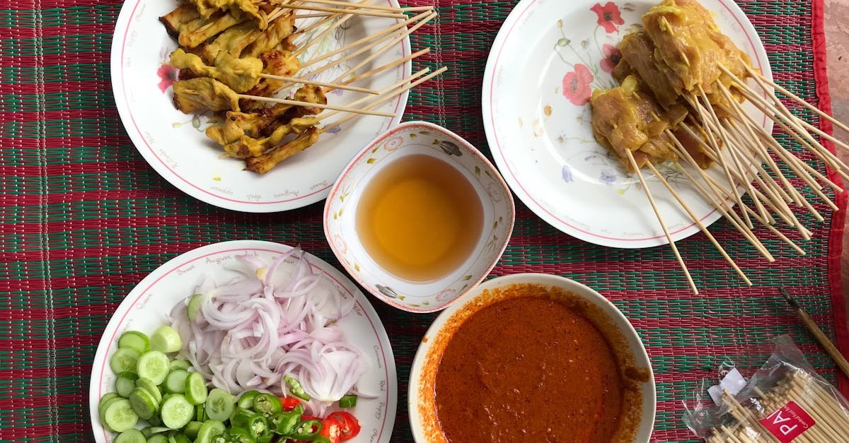 Domowe tajskie satay krok po kroku: złociste szaszłyki i perfekcyjny sos orzechowy