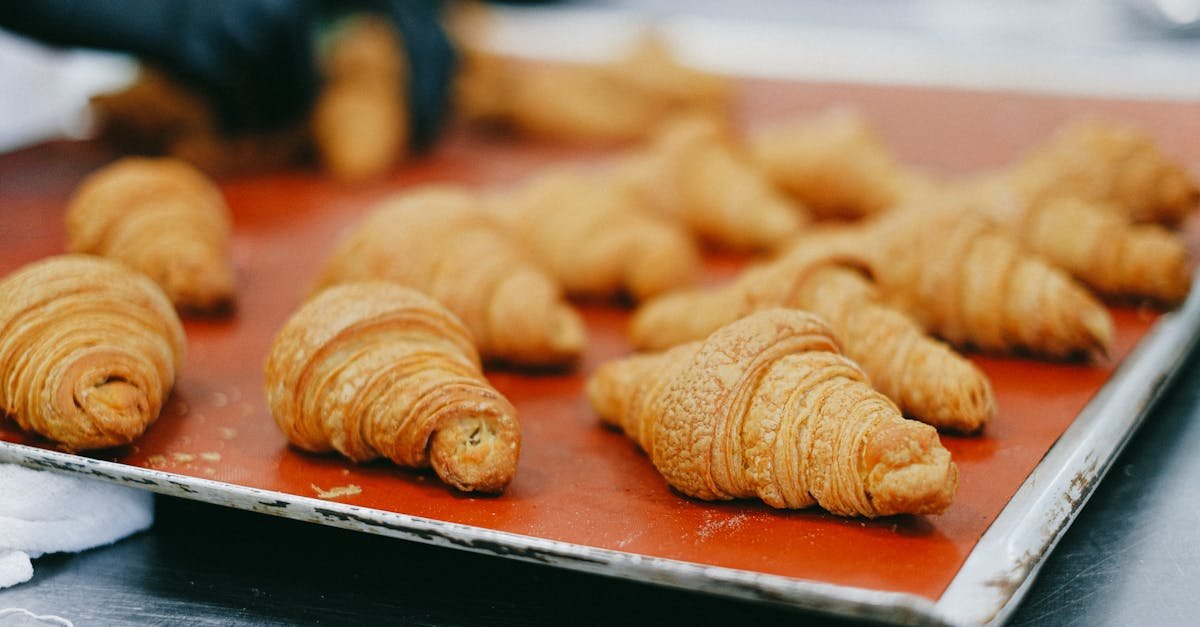 Klasyczne croissanty w domu jak z paryskiej piekarni – poradnik krok po kroku na idealne, maślane warstwy