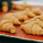 Klasyczne croissanty w domu jak z paryskiej piekarni – poradnik krok po kroku na idealne, maślane warstwy