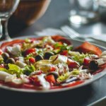 Blask z południa: jak śródziemnomorski talerz podkręca cerę, włosy i naturalną urodę